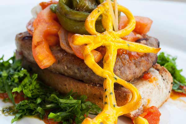 Um sugar daddy mima sua sugar baby no Brasil com jantares requintados.